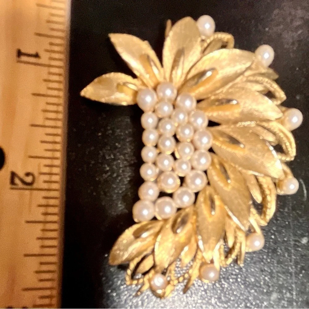 Vintage Gold Faux Pearl Leaf Brooch Pin Mid Century Modern MCM Grannycore 2”